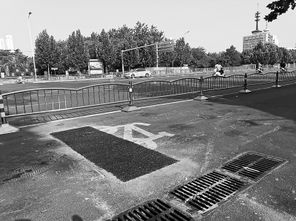 隔離樁拔了坑也修好了 鄭州市民發(fā)現(xiàn)路面問(wèn)題可撥打城管服務(wù)熱線(xiàn)12319
